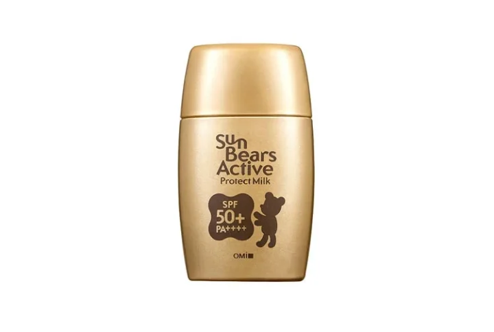 The product you are referring to is likely the OMI Brotherhood Sun Bears Active Protect Milk Sunscreen SPF 50+ PA++++, a popular Japanese hybrid sunscreen known for its high UV protection and matte finish. It is specifically designed for outdoor activities and suited for oily or combination skin types. Key Features and Expert Opinions UV Protection: Offers high, broad-spectrum protection against both UVA and UVB rays with SPF 50+ and PA++++ ratings. Texture and Finish: It has a very liquid, “milk-type” texture that absorbs quickly and dries down to a matte, powder-like finish. This makes it a favorite for individuals with oily skin in hot and humid climates. Water and Sweat Resistance: Formulated to be highly resistant to water, sweat, and sebum, with added anti-odor effects, making it suitable for sports and outdoor activities. Ingredients: It is a hybrid sunscreen, containing both mineral filters (zinc oxide, titanium dioxide) and chemical filters (ethylhexyl methoxycinnamate, diethylamino hydroxybenzoyl hexyl benzoate). It also includes green tea extract and glycyrrhetinic acid to help prevent dryness and rough skin.